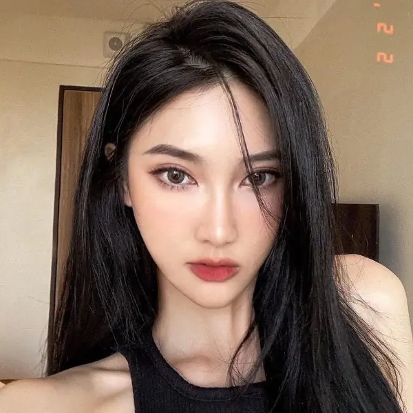 真的不是塗越多越好看！台灣表特正妹 Karen 這 3 招高冷眼妝 Tips 請濃妝妹子學起來！