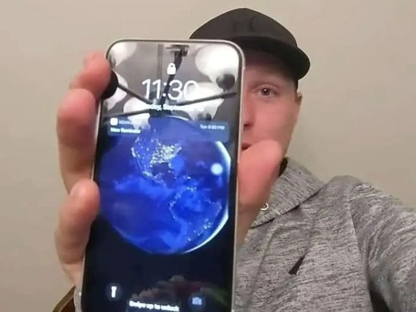 女孩划船 iPhone 11 不慎掉進湖泊裡「泡水半年」，尋獲後竟可開機使用！