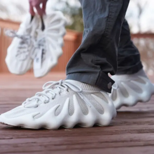 鞋迷們都驚呆了！肯爺最新 adidas Yeezy 450 餃子鞋一分鐘全球完售，還在說它沒人要嗎？