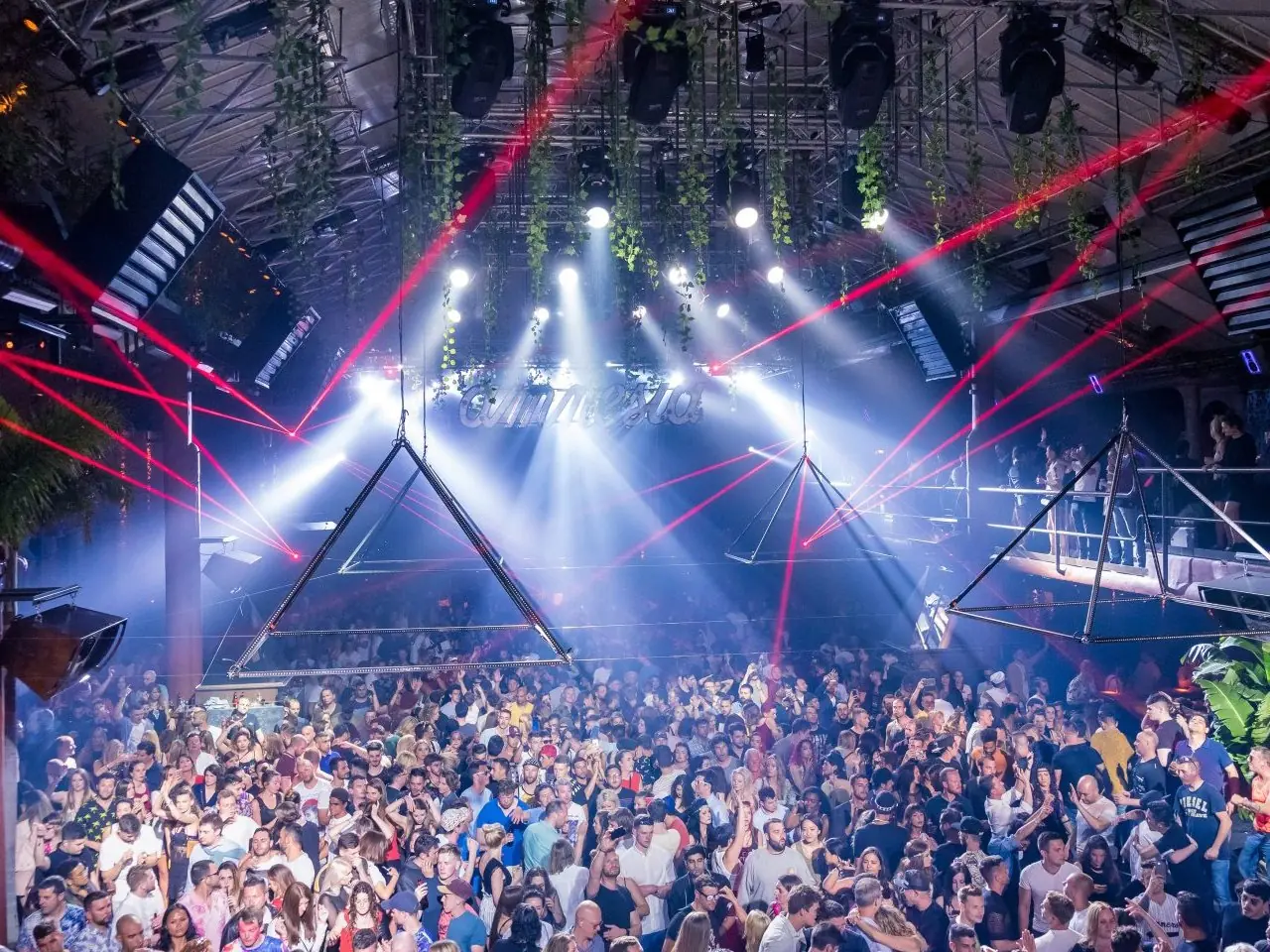 世界正從惡夢裡慢慢甦醒！Ibiza 推廣居民注射疫苗，力拼 2021 派對季解封！