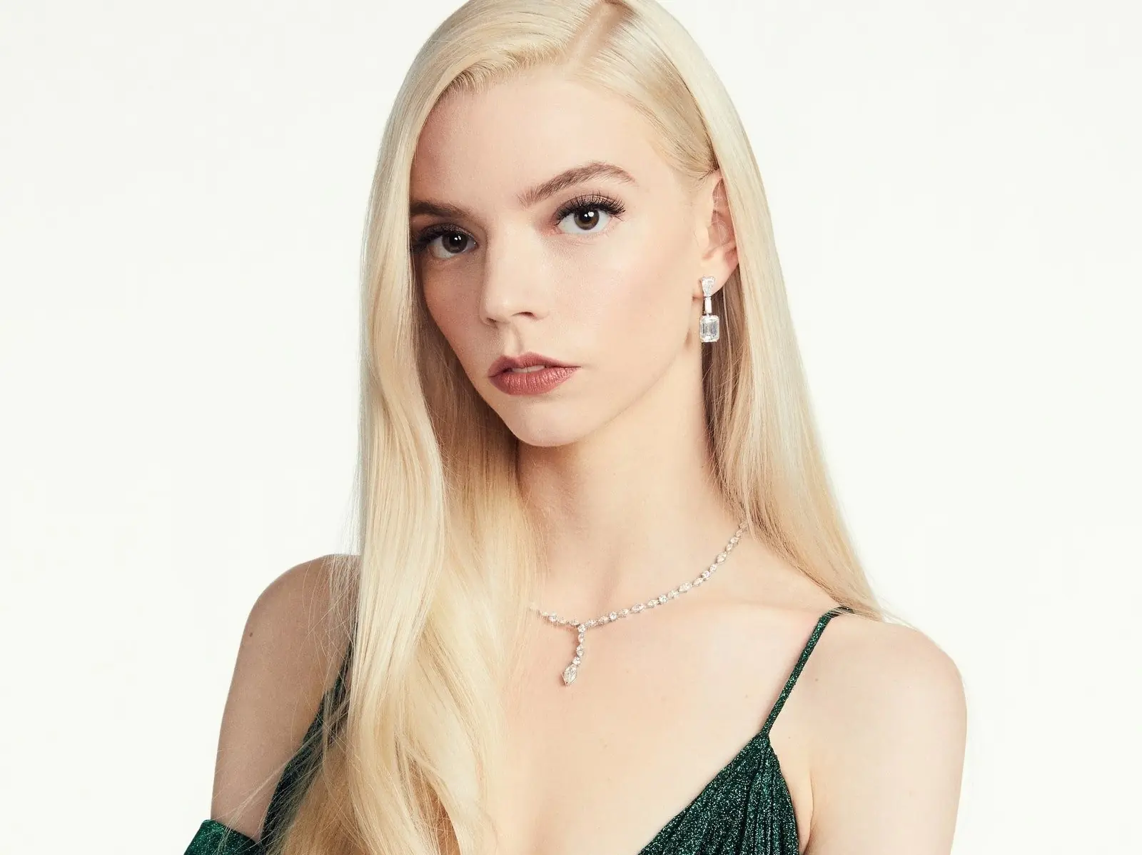 小時候被說醜，長大成仙氣代名詞！關於 Anya Taylor-Joy 的 10 個小秘密：曾被霸凌、資深香水控！