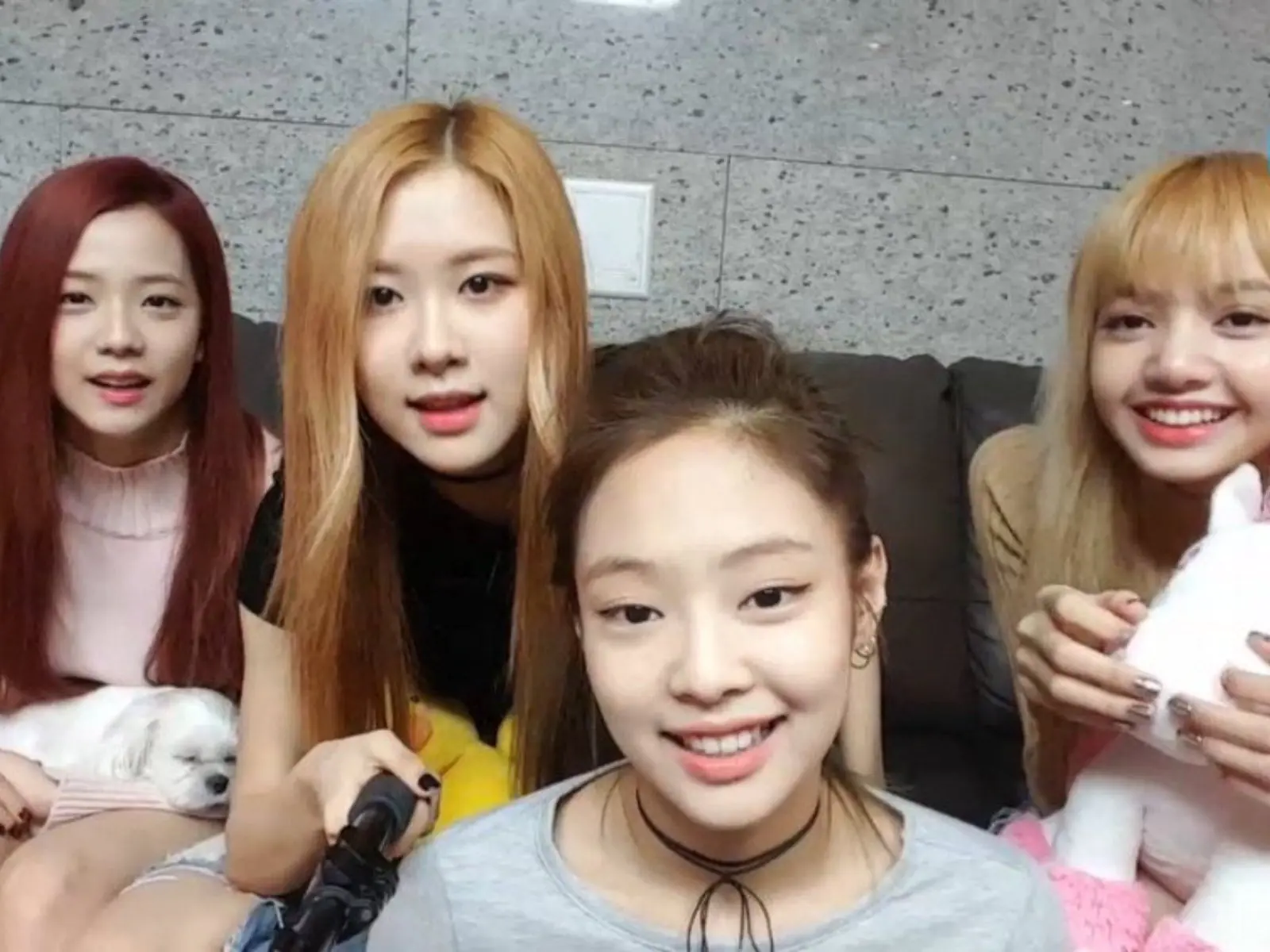 太神啦！素顏跟化妝長一樣？BLACKPINK 成員私房保養密技大公開：Lisa 的也太簡單了吧～