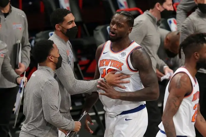 NBA／又是裁判亂吹？Julius Randle 最後關頭「走步」導致輸球，賽後氣到踢翻座椅發洩