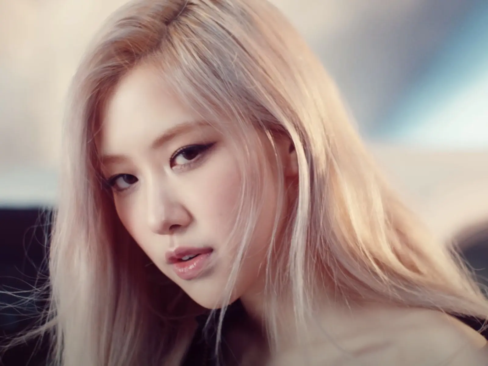 BLACKPINK Rosé  新歌 MV 根本女生髮型教科書：這 3 種造型直接預測 2021 年下一波流行！