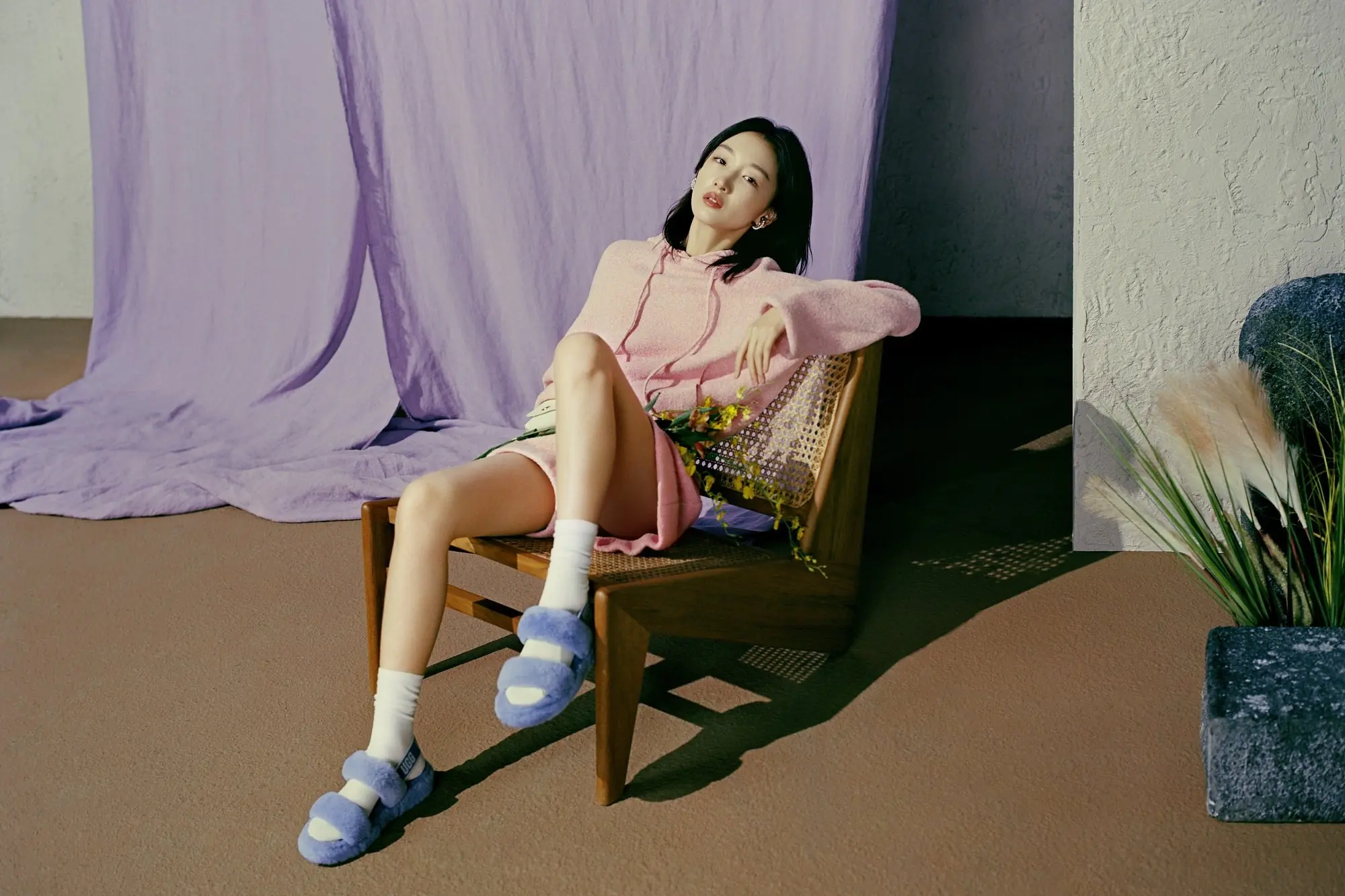 怒放異彩的風情！周冬雨演繹 UGG 2021 春夏大片！