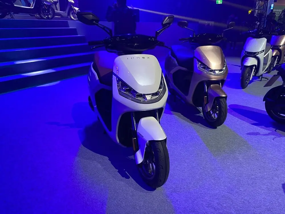 【老 J 推車】光陽全新 IONEX 3.0 電動車「4 大亮點」分析，除了 Gogoro 你還有更多選擇！