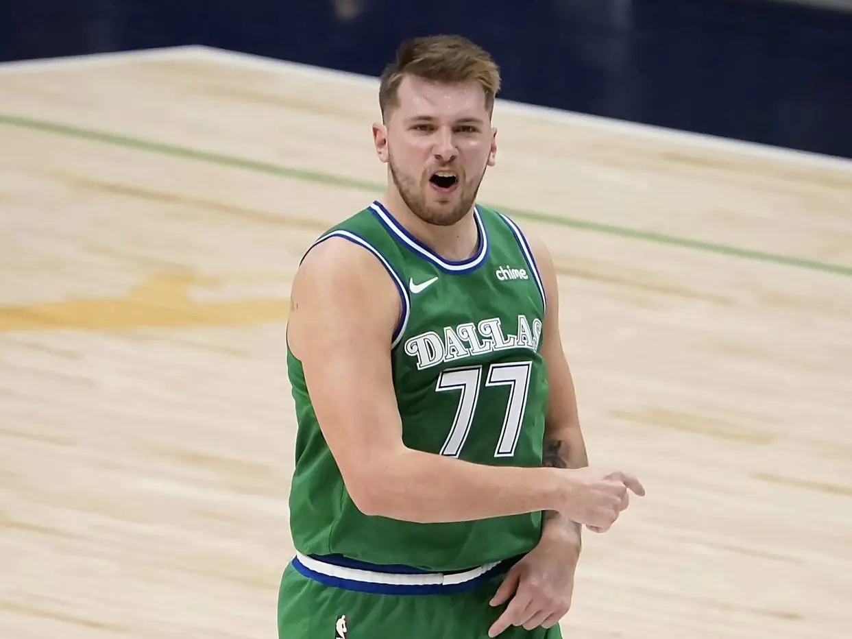 NBA／人帥真好？小鮮肉 Luka Doncic 開啟「撩妹」模式，女裁判瞬間心花怒放露出甜笑