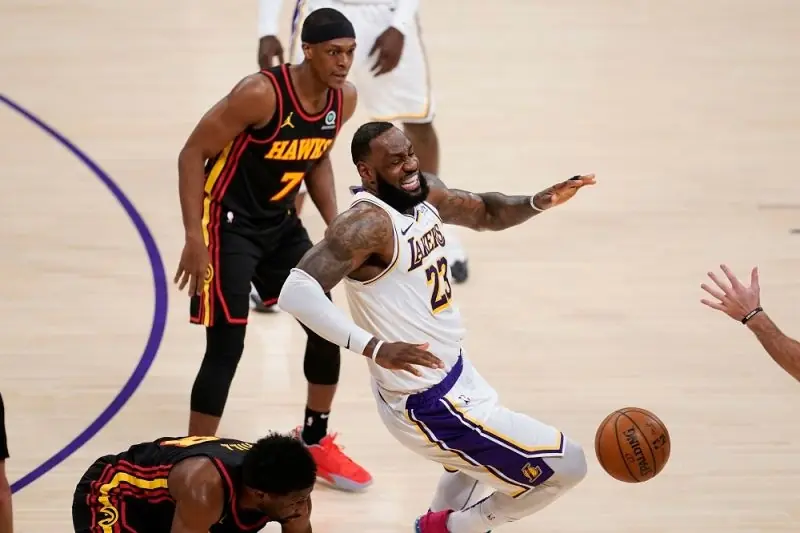 NBA／詹皇「右腳踝扭傷」歸期未定，湖人隊友砲轟不是籃球動作，主事者 IG 遭球迷灌爆留言撻伐