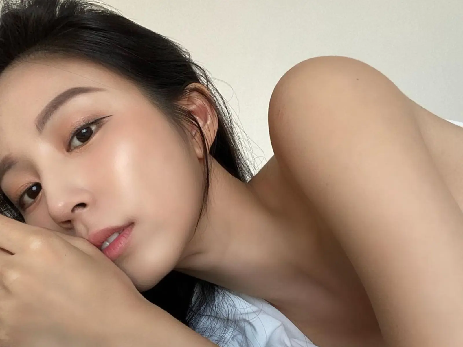金寶拉 Bora Kim 來台引熱議！獨門身材、皮膚保養技巧大公開：喝咖啡消水腫、睡前伸展⋯難怪身材火辣辣！