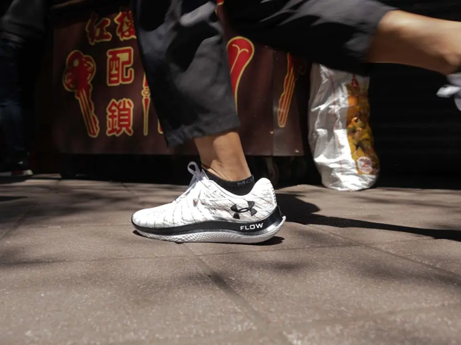 型男跑者都這樣穿！推薦 UA、TNF 等 3 雙「穿搭系跑鞋」，就算穿去約會也穩穩帥～