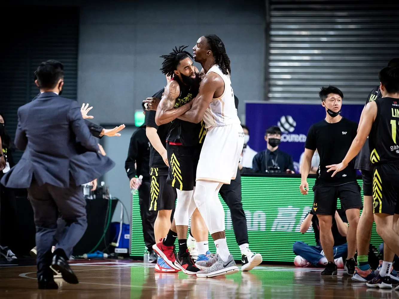 PLG／攻城獅夢想家爆發揮拳衝突！杰倫、大勝遭禁賽罰款，丟水瓶觀眾被「禁止再進場觀賽」