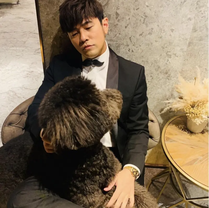 周杰倫為了林俊傑換上勞力士「百萬金錶」，IG 帥照吸引近 20 萬粉絲按讚！
