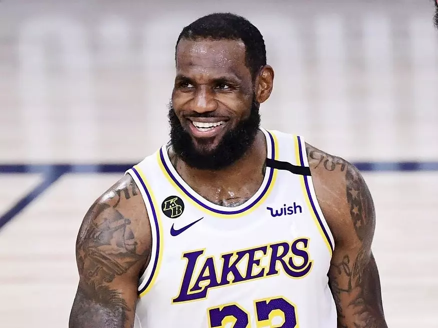NBA／真．全能小前鋒！詹皇化身「刺青師」幫別人紋上王冠，網友：還有什麼是他不會的？