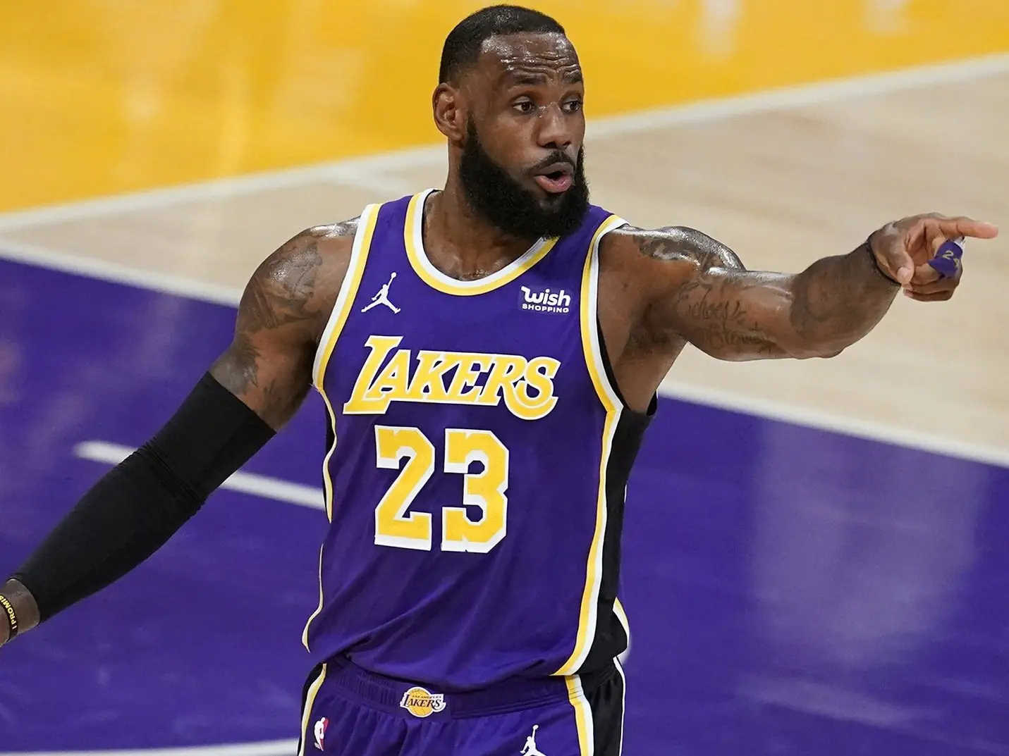 NBA／這客人有點大咖！詹皇在家收看比賽「抱怨沒顯示計分」，轉播單位回應：好的馬上處理