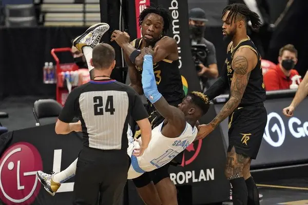 NBA／宛如 WWE 摔角！湖人暴龍球員爆發激烈衝突，Harrell、OG Anunoby 皆遭驅逐出場