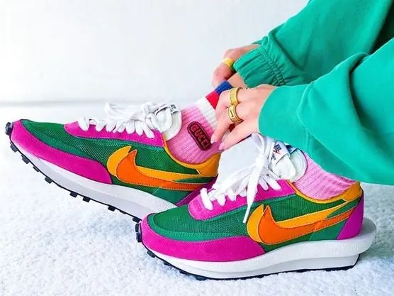 女生這樣穿球鞋更正了！鄧紫棋、安心亞⋯眾女星示範 4 種 Sacai x Nike 穿搭，連氣質風也能駕馭？