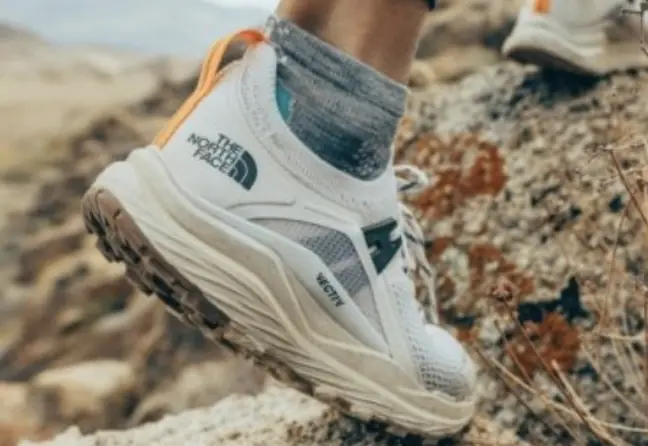 山系穿搭正夯！New Balance、TNF 等 3 雙越野鞋帥到太欠買，日常穿搭也能駕馭～