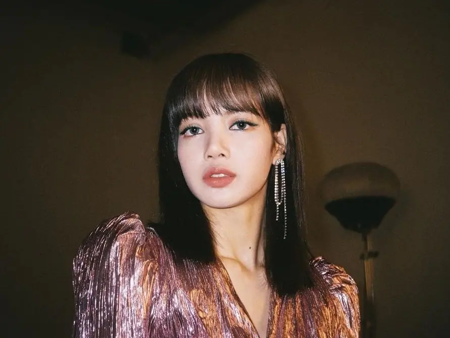 耳環該怎麼搭？BLACKPINK Lisa 示範給妳看！Cartier、BVLGARI⋯也能戴出韓流感！