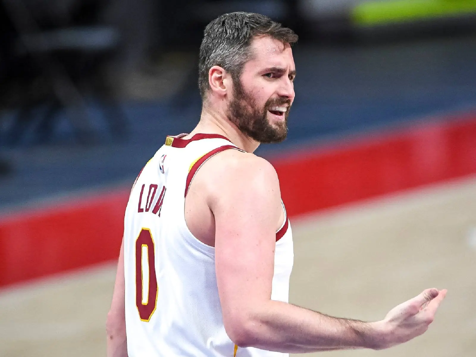 NBA／不爽打了！騎士 Kevin Love 輸到起賭爛「把球傳給對手」讓隊友、教練團看傻眼⋯