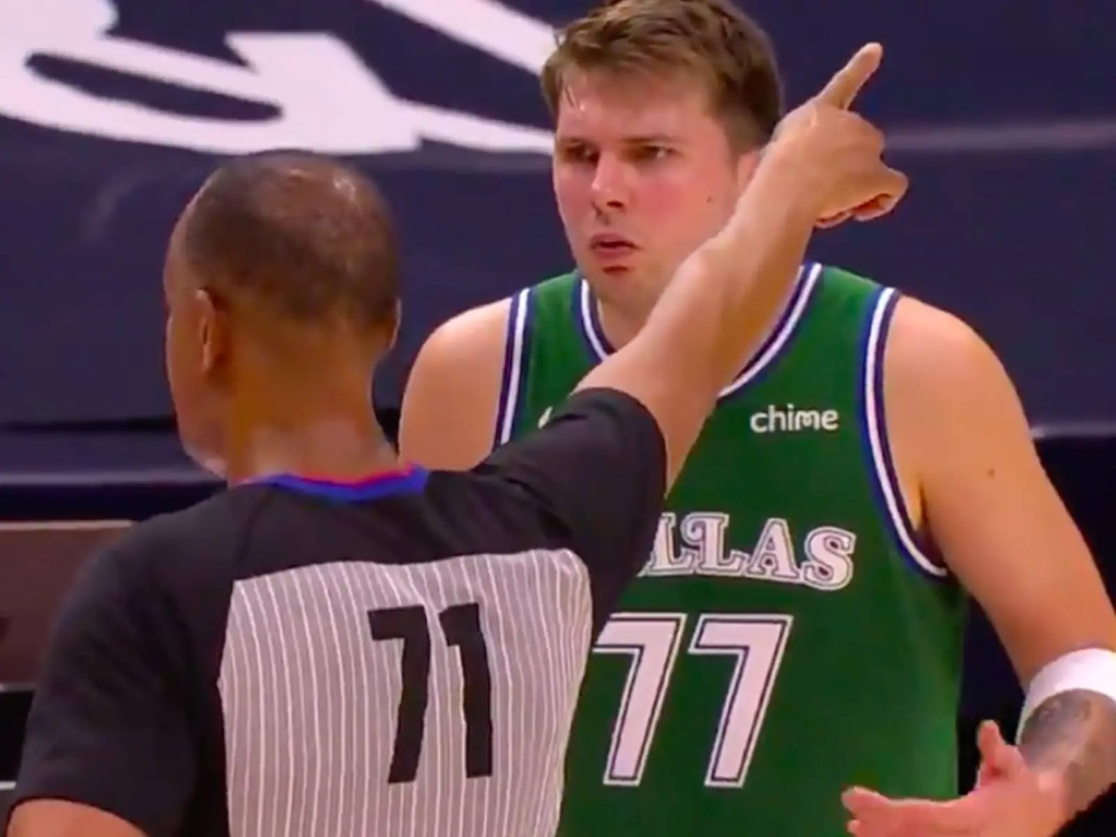 NBA／ 人帥也被 T？Luka Doncic 莫名被驅逐出場表情問號，教練不滿：「4 次技術犯規都是這裁判」