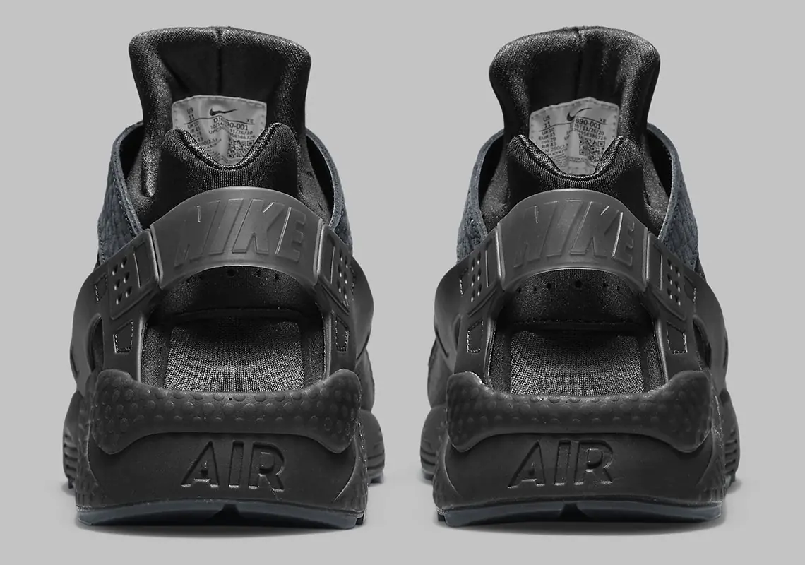 帥哥鞋頭必備！Yeezy、Nike x CDG 等 3 雙「黑色球鞋」推薦，隨便你搭都不 NG！