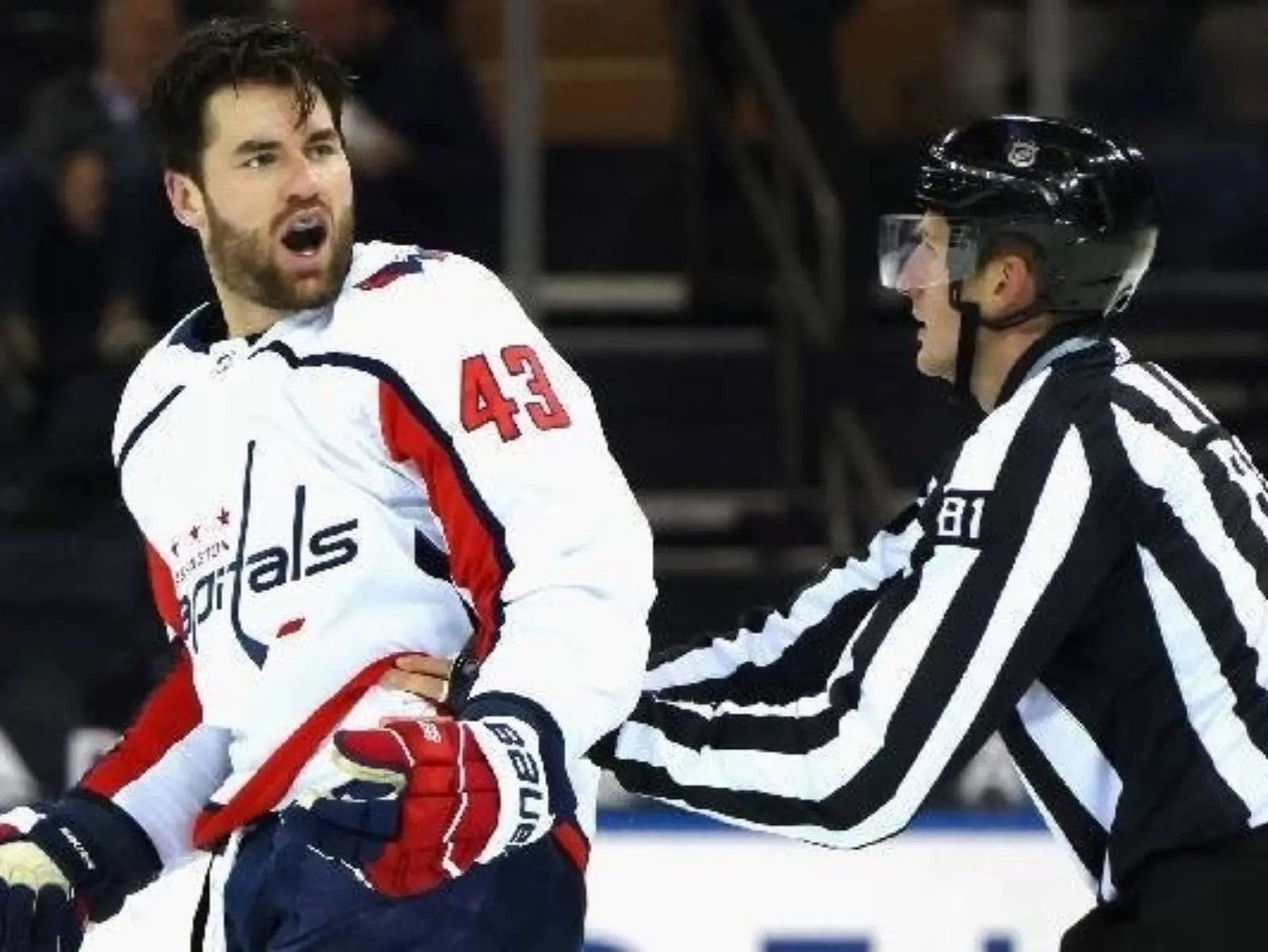 NHL 冰球球員爆肢體衝突！出現「致死動作」卻遭輕判，網友傻眼：「應該被踢出聯盟⋯」