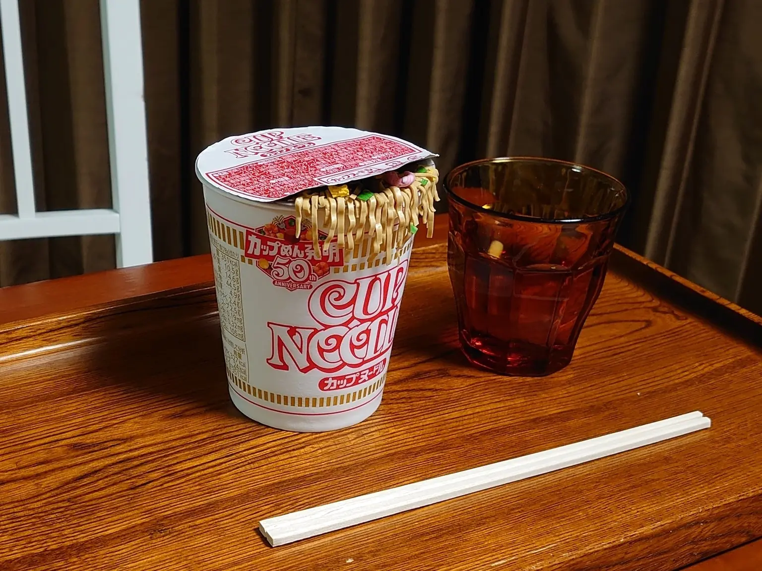 漫出來了！日本「滿出來的泡麵杯蓋」腦洞發明，網友歪樓：旁邊黑黑的不明物體是什麼？