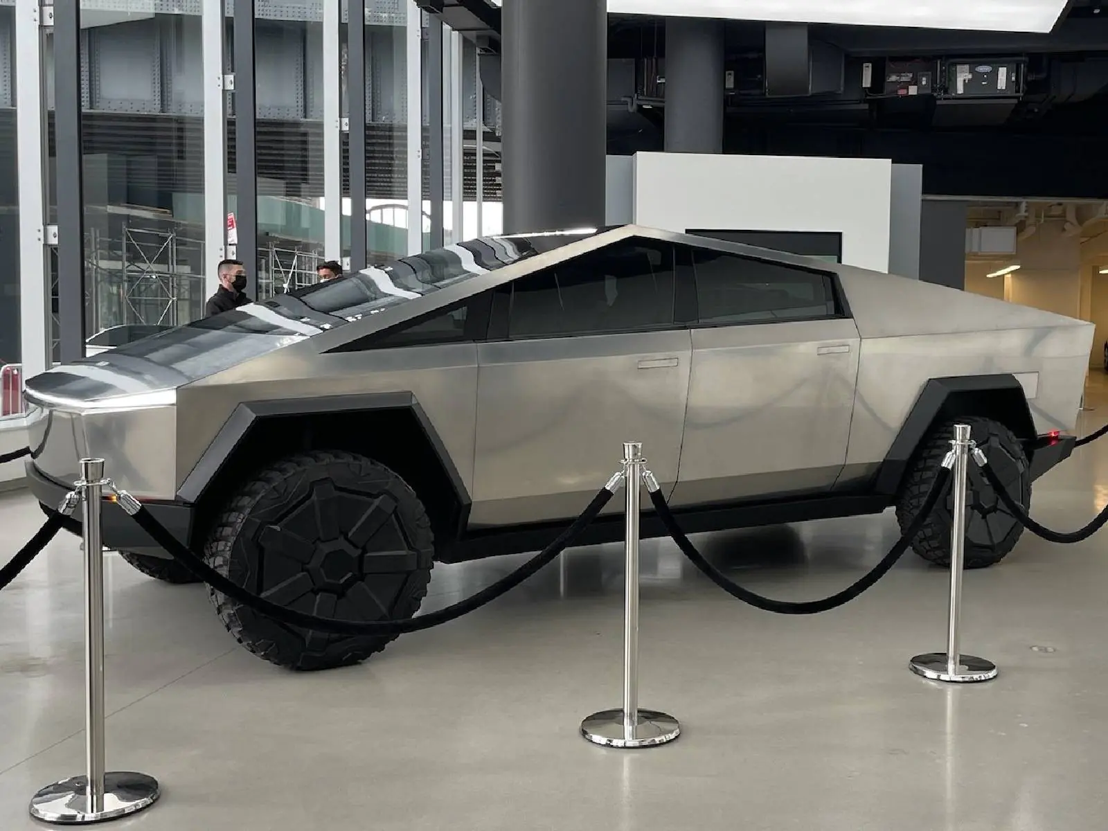 戰車直接開出來！特斯拉「防彈電動皮卡車」超近距離觀賞，不鏽鋼金屬車身亮到不行~