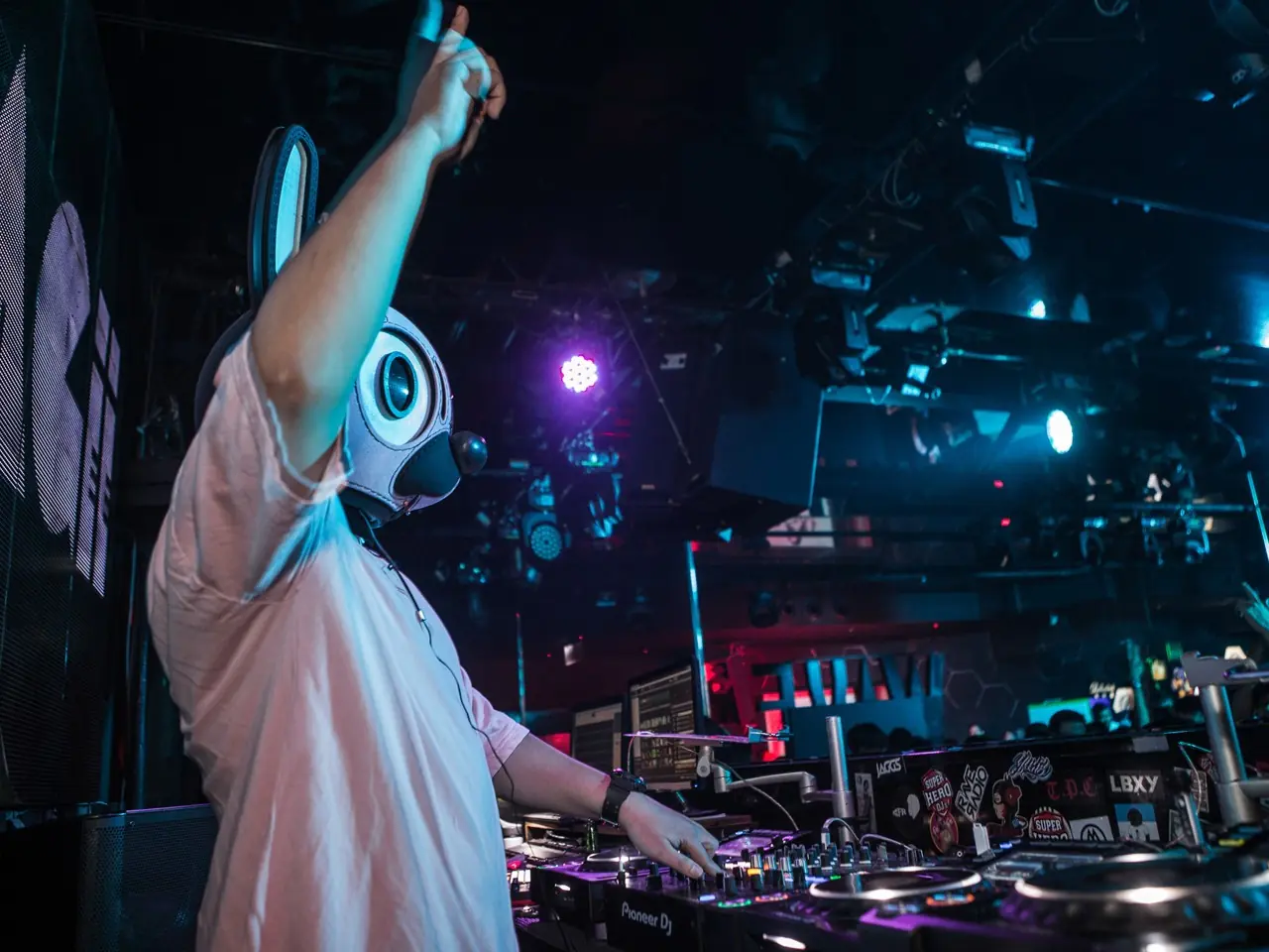 這謎樣兔頭盔是誰？USAGii 無厘兔向 Marshmello 看齊，發願與謝金燕、鄧紫棋等人合作！