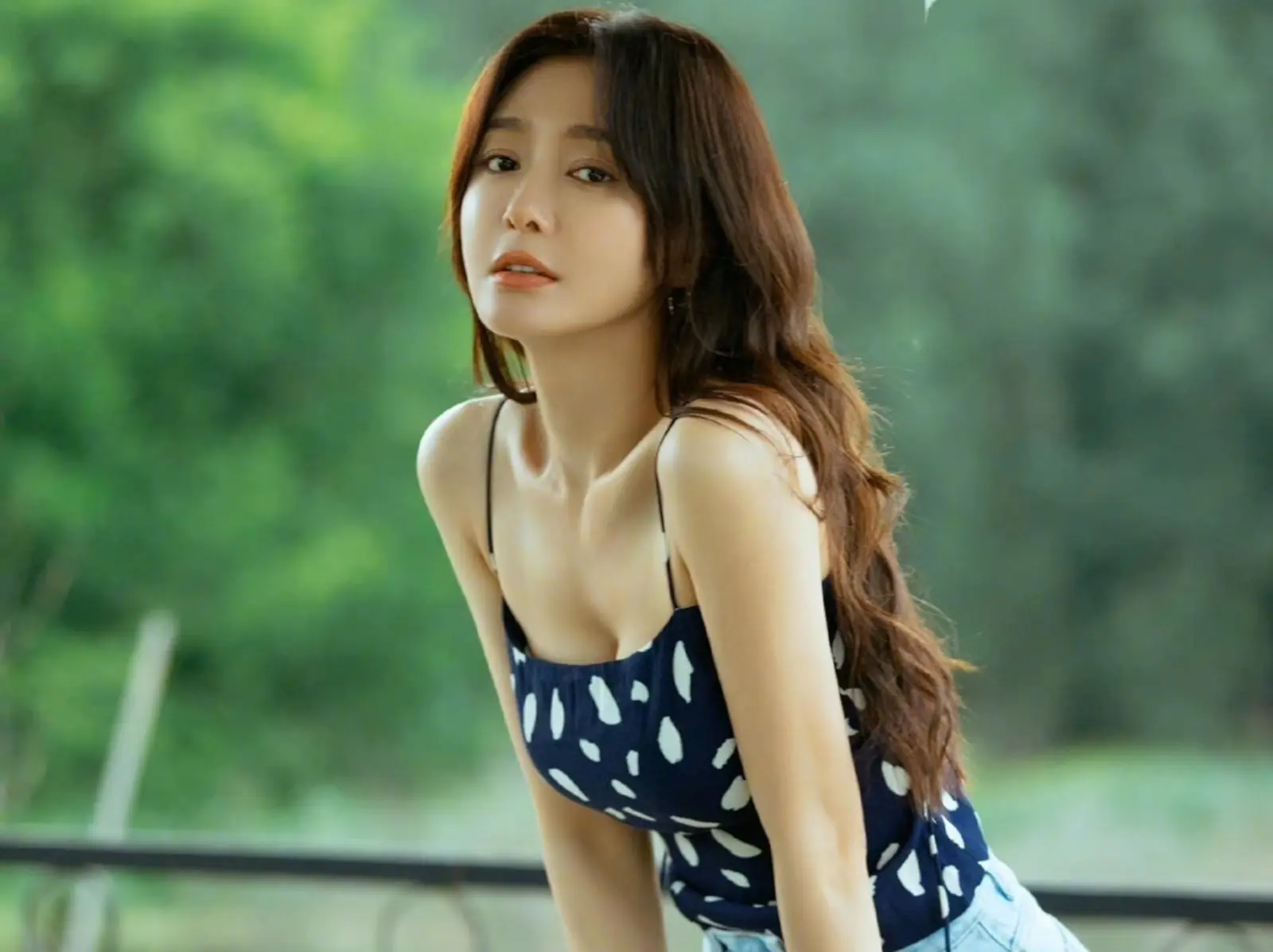 《芳心蕩漾》秦嵐靠這 3 招心機穿搭完勝嫩妹！一點都看不出來大男主 17 歲！