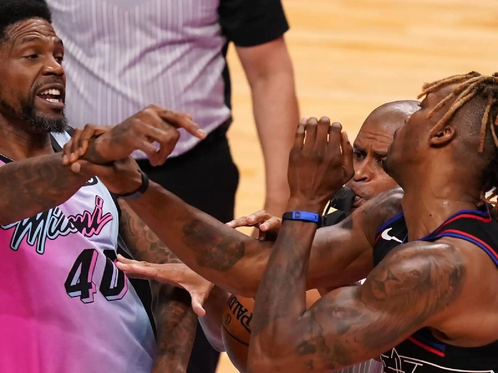 NBA／直接爆衝突！熱火 Haslem 動手想教訓魔獸 Howard，上場才 2 分鐘就領 T 被驅逐離開...