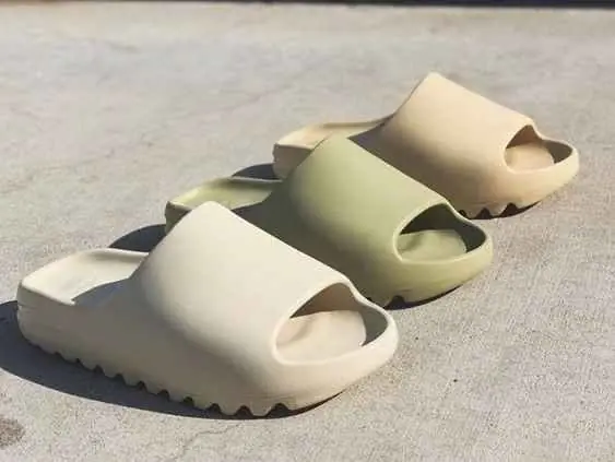 adidas Yeezy、Nike 等 3 款 2021「夏日涼爽拖鞋」推薦！防疫在家工作穿也超適合！