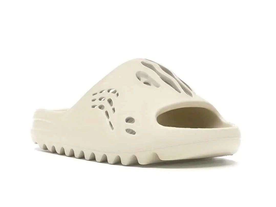adidas Originals 推出 2021 Yeezy 全新拖鞋，鞋身上的「特殊細節」讓人直呼肯爺真的懂玩！