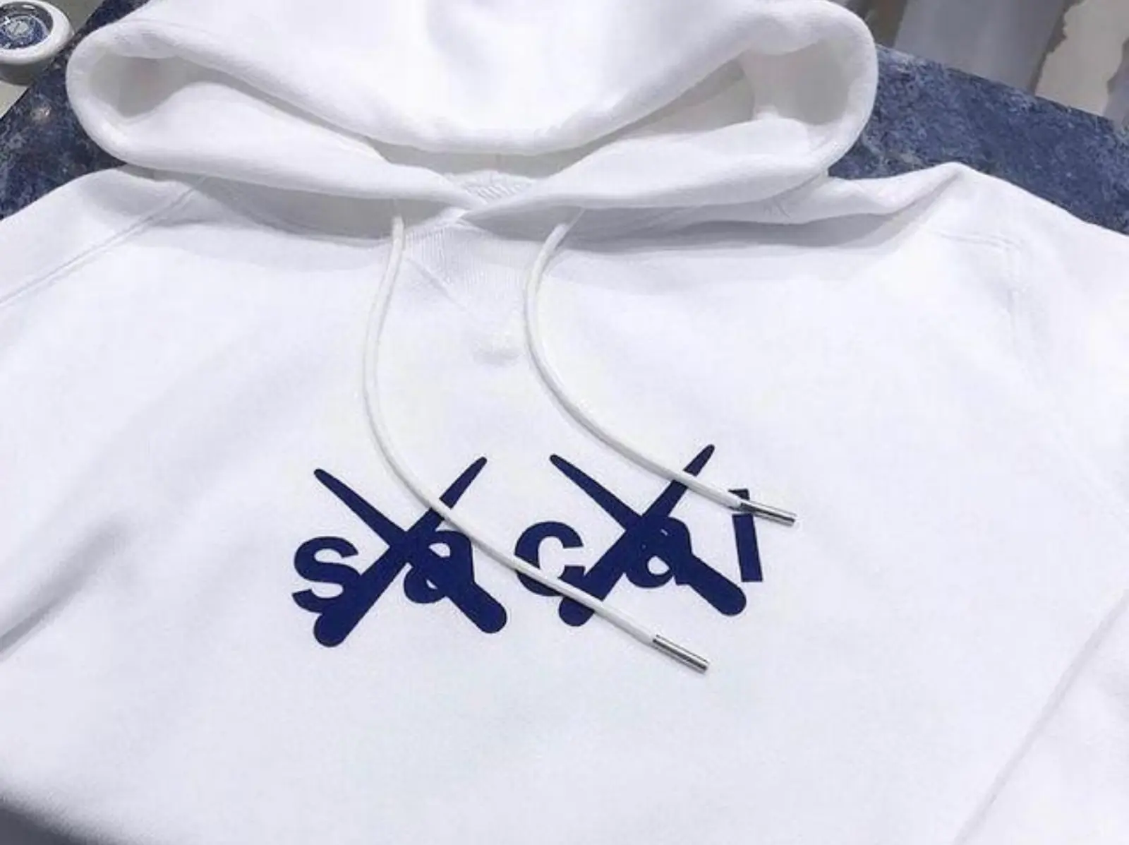 KAWS x Sacai 聯名服飾「實品諜照」曝光？簡單粗暴的圖案讓網友直呼：「這設計也太偷懶...」