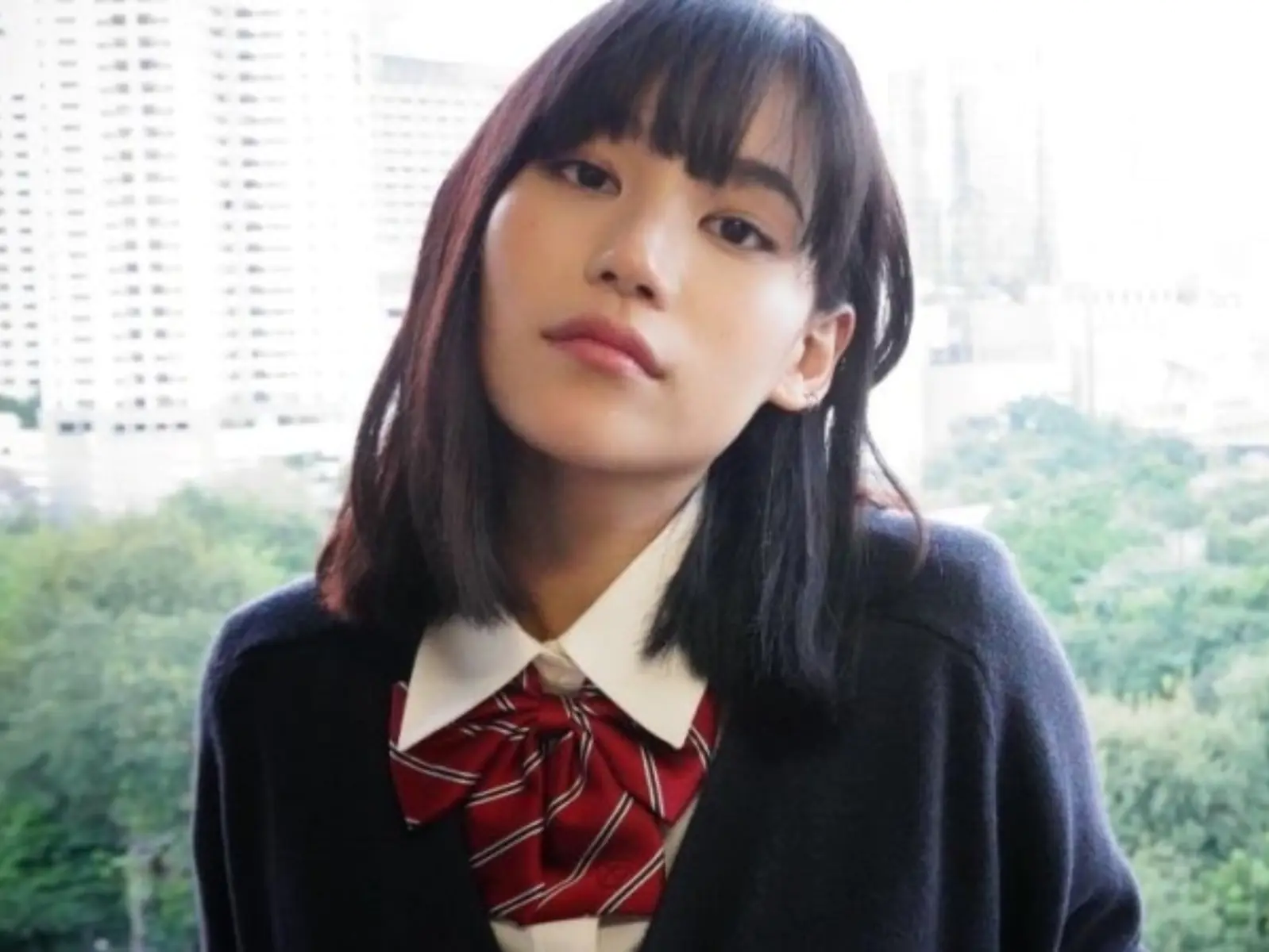《轉學來的女生》厭世妹娜諾 3 招日常搭配技巧大公開：臉臭照樣桃花爆棚～
