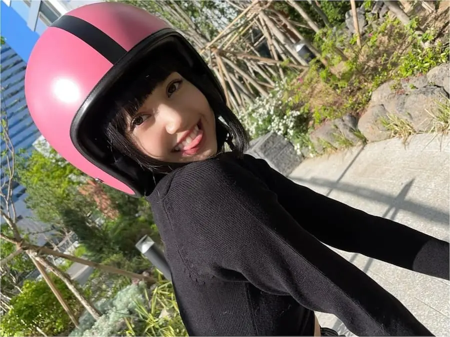 什麼安全帽這麼秋，讓 Lisa 大熱天戴著它還笑這麼開心？