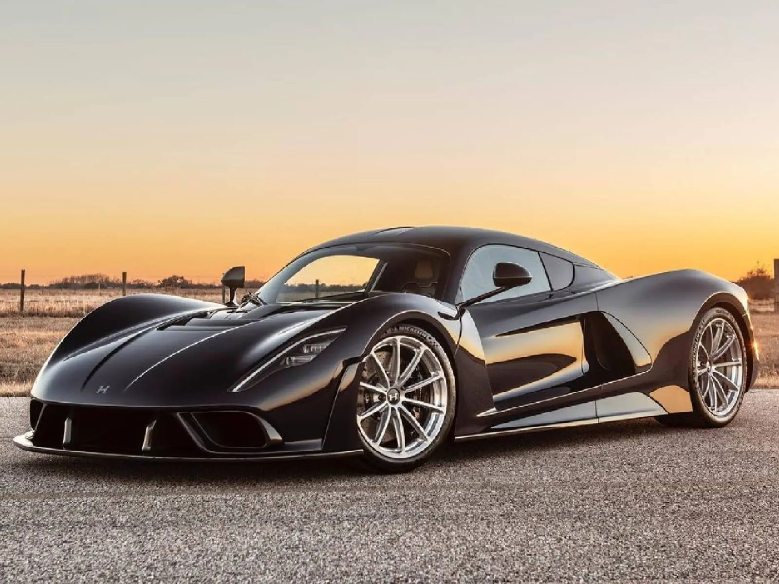 美國改裝車廠 Hennessey 打造售價 6000 萬的 Venom F5 「猛毒超跑」，極速飆破 500 公里將正式現身