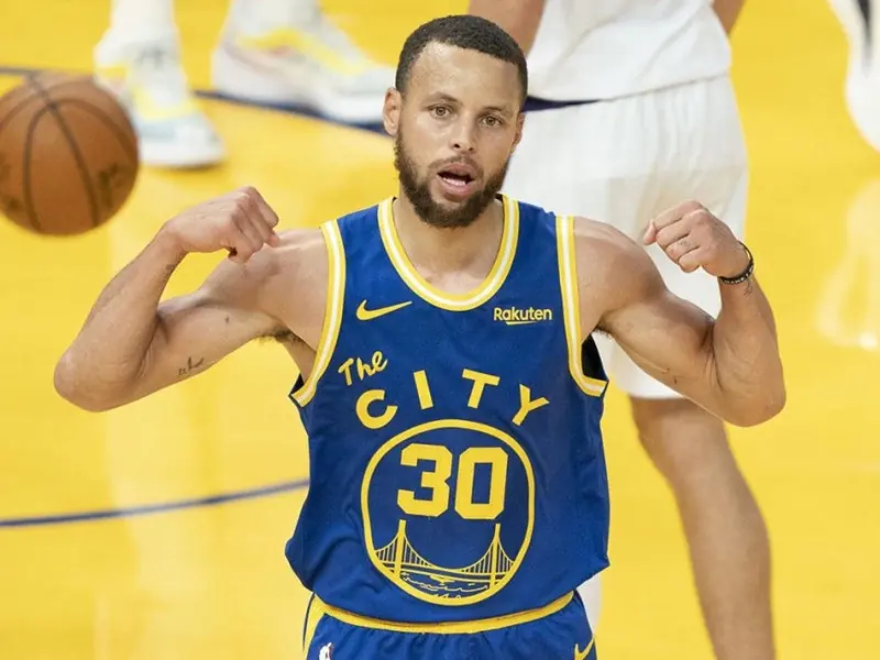 NBA／詹皇對 MVP 的尊敬！？湖人三夾 Stephen Curry ，照樣投進中場三分！