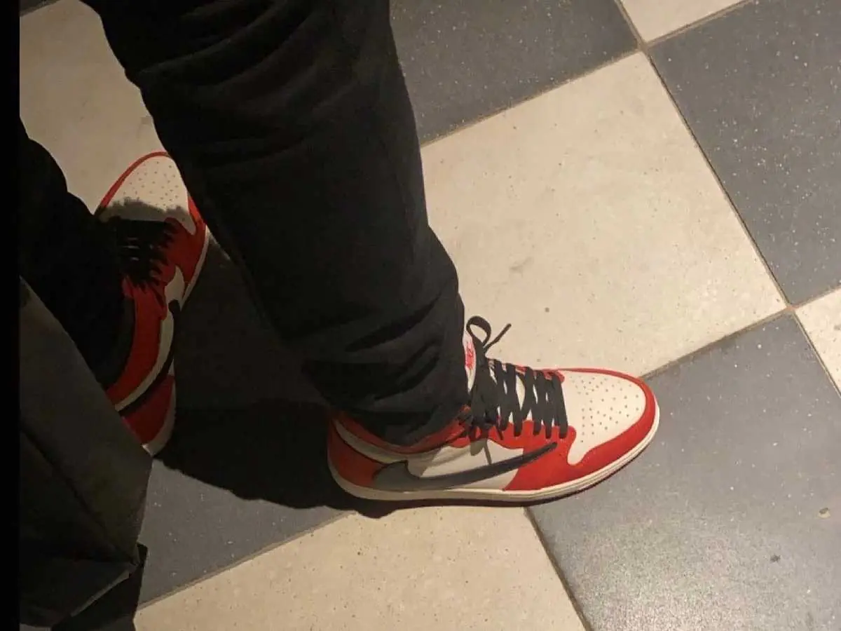 Travis Scott x Air Jordan 1 經典「芝加哥配色倒勾」無預警現身，搶先上腳的竟然還不是崔爺本人？！