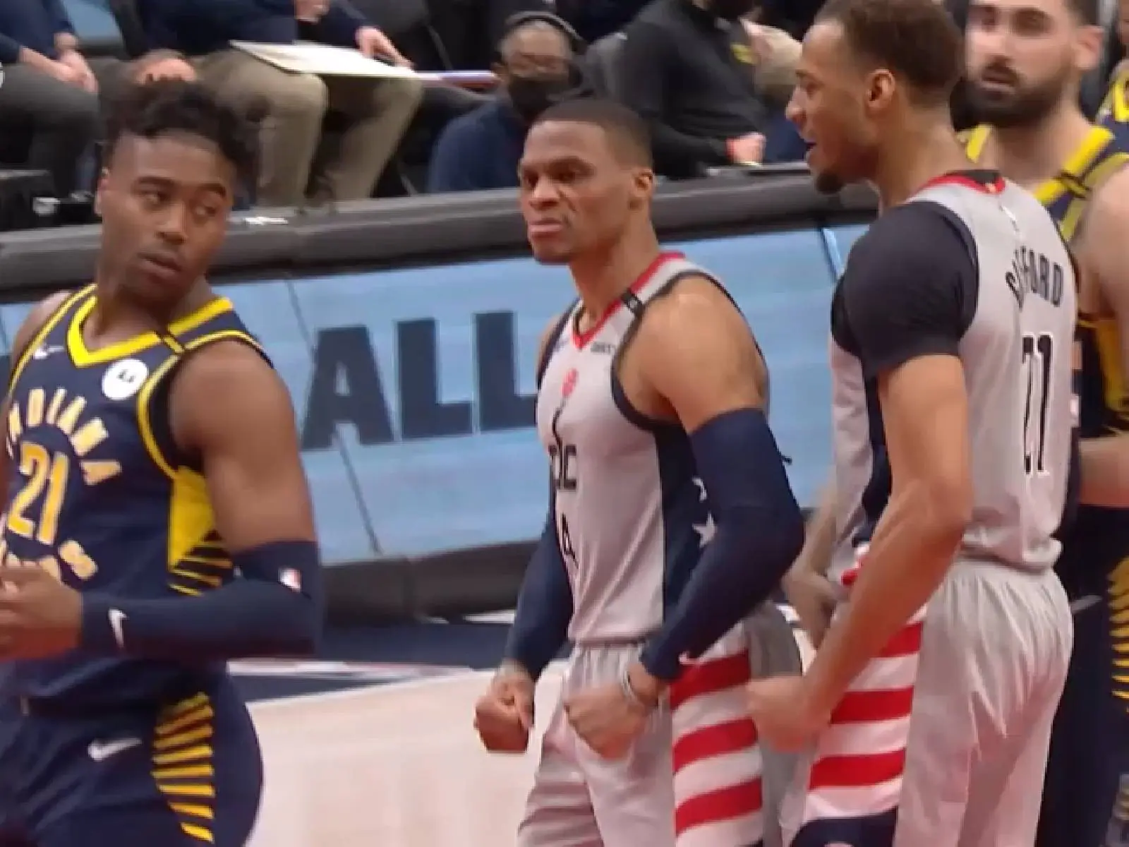 NBA／就是要進季後賽！忍者龜 Westbrook 砍 15+8+9 領先溜馬 14 分，板凳席爆發狂煽火鍋秀～