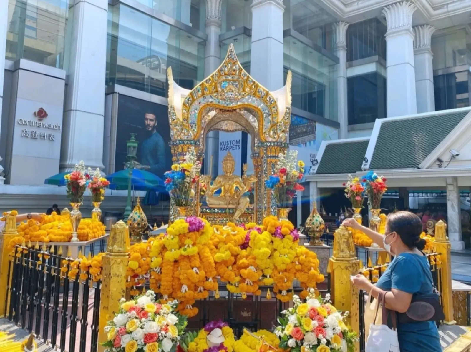 KLOOK 推出「四面佛祈福還願代辦」，還能線上導覽泰國臥佛寺、法國巴黎，宅在家也能出國旅遊～