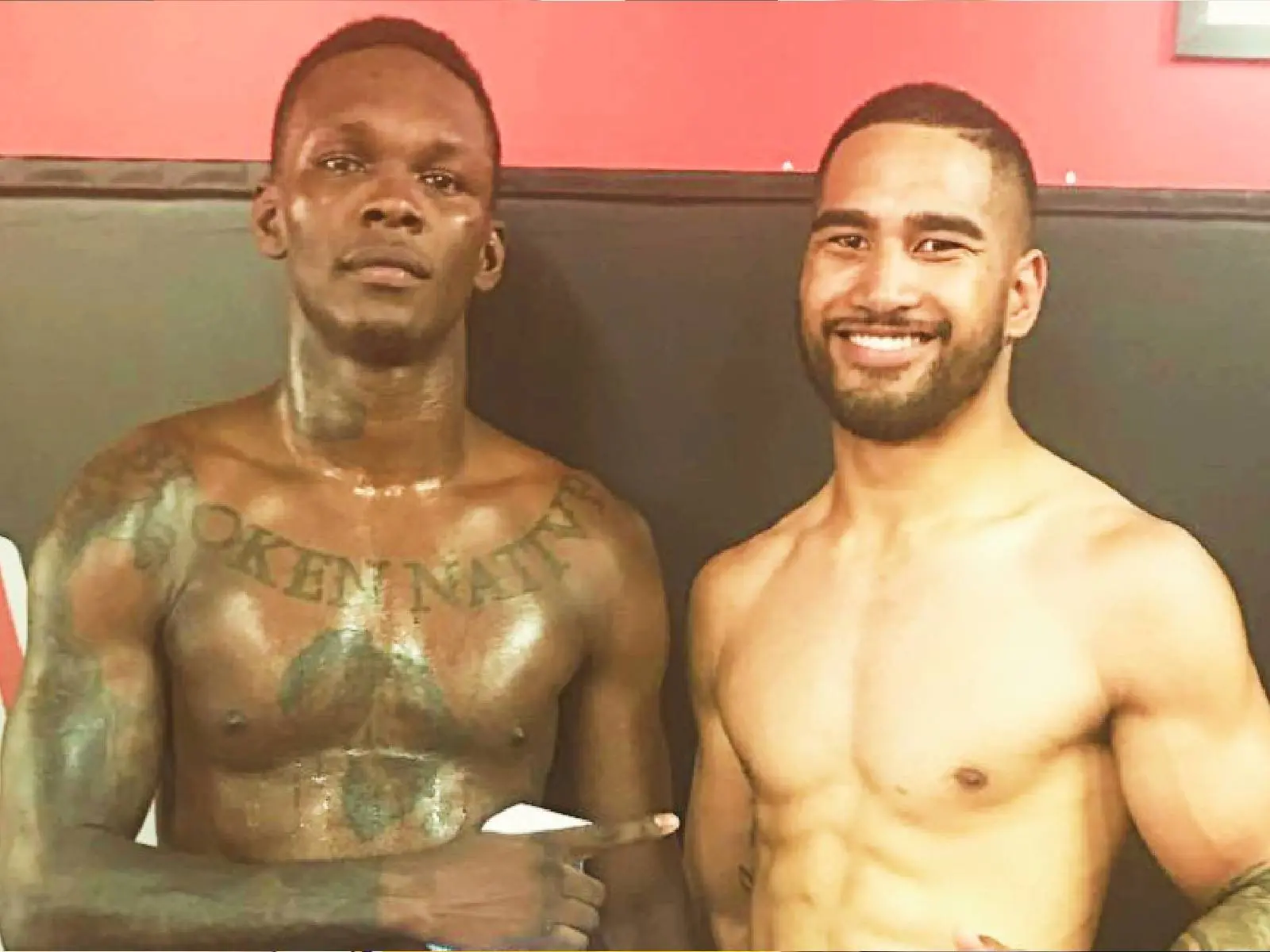 紐西蘭 MMA 明星被 4 人打到重傷身亡，好友「黑龍」Adesanya 希望以意圖謀殺起訴！