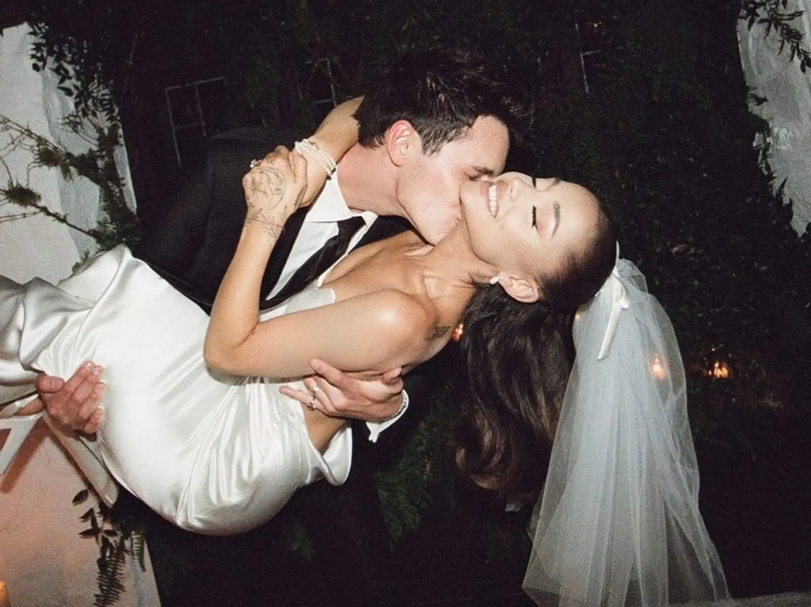 亞莉安娜 Ariana Grande 驚傳與不動產經紀人 Dalton Gomez 離婚，昔日超美婚紗照引熱議！