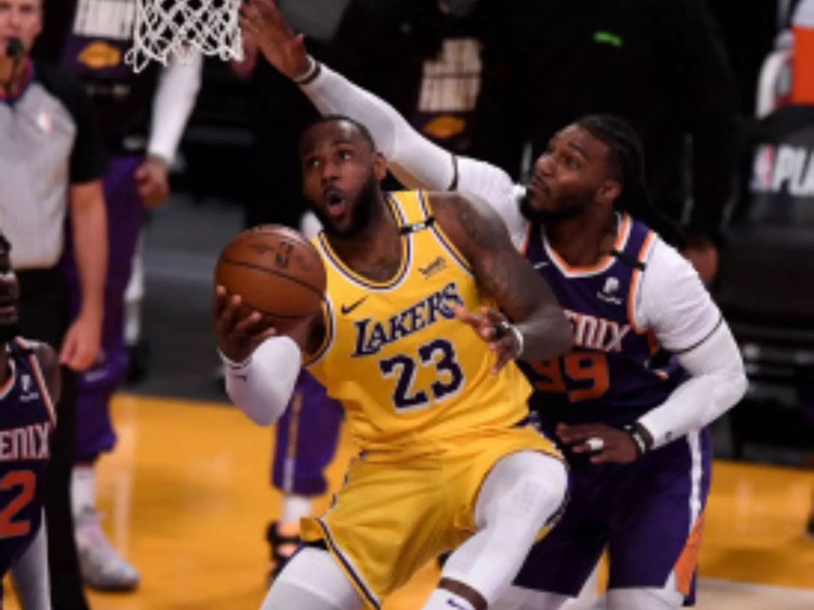 NBA／詹眉連線砍 55 分！LeBron 背筐後「神拉竿」連隊友都在偷學，擊敗太陽睽違 9 年喜迎主場勝～