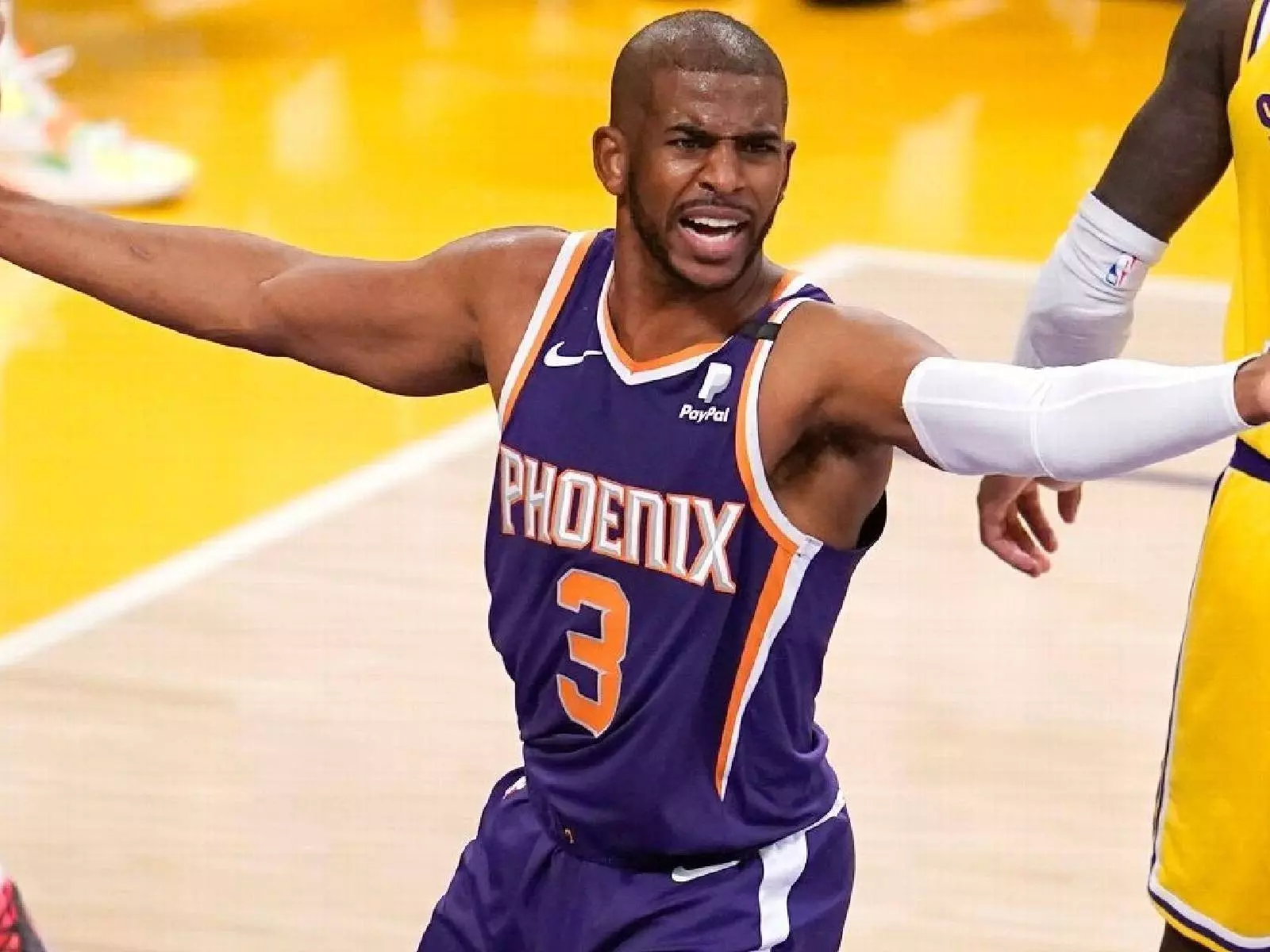 NBA／得了便宜還賣乖？Chris Paul 把「裁判手」甩開沒被吹 T，還反嗆「因為他害我們輸了 11 場」