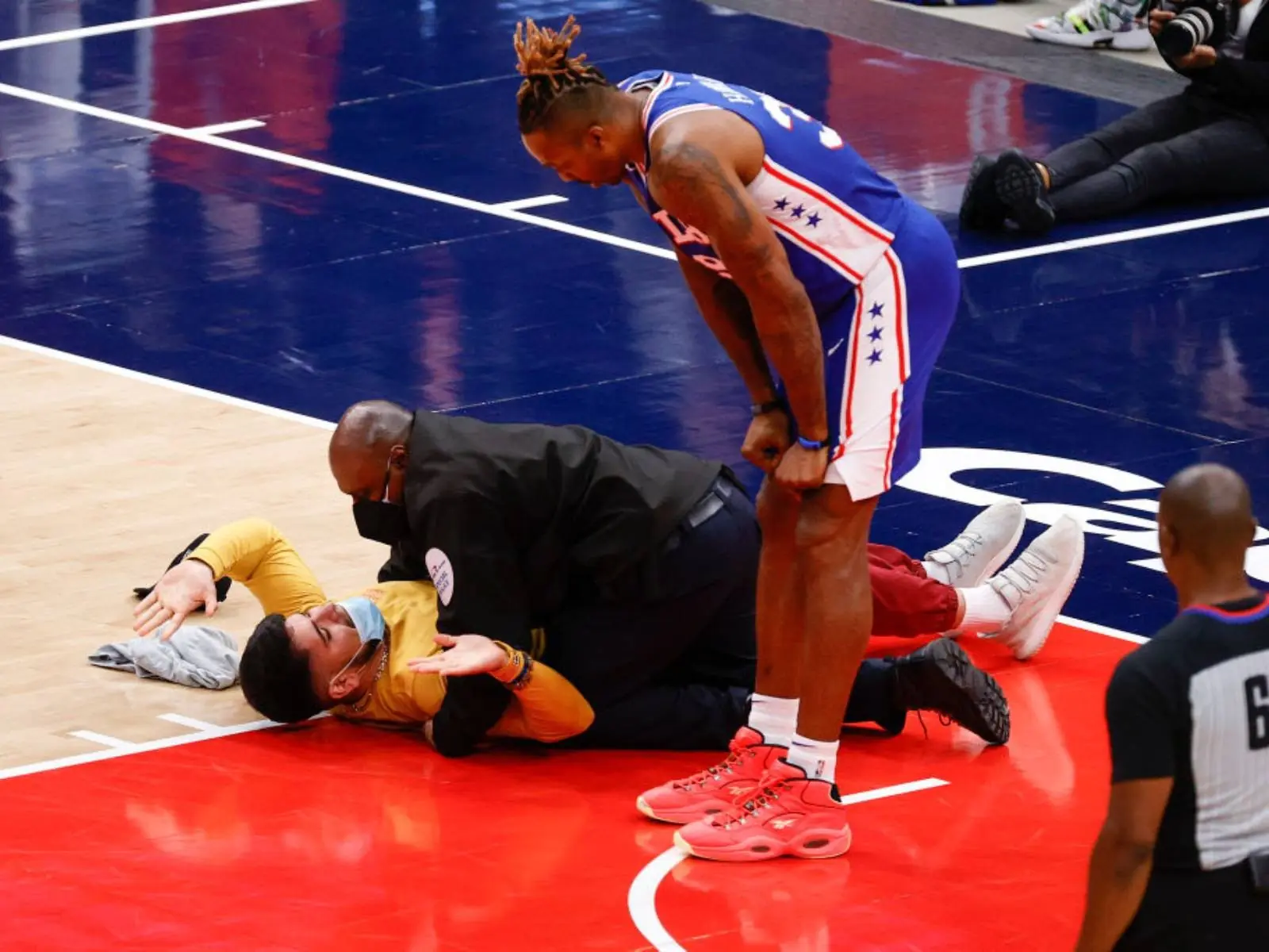 NBA／瘋狂球迷亂入巫師球場只為了「打籃板」一下？網友：想知道他賭贏多少...