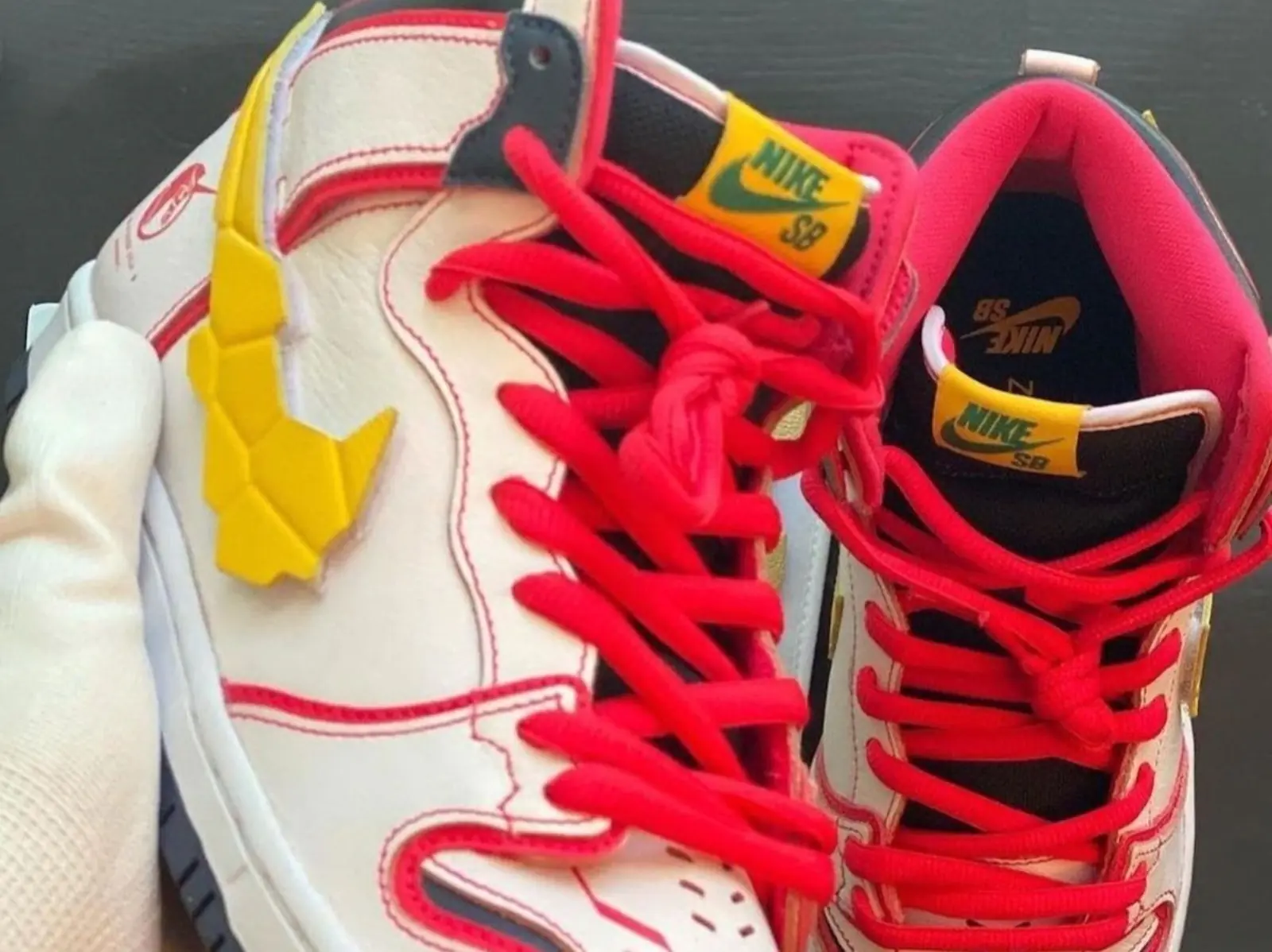 鋼彈 x Nike SB Dunk High 聯名正式登場，細節多到讓「鋼彈迷」眼淚噴出！