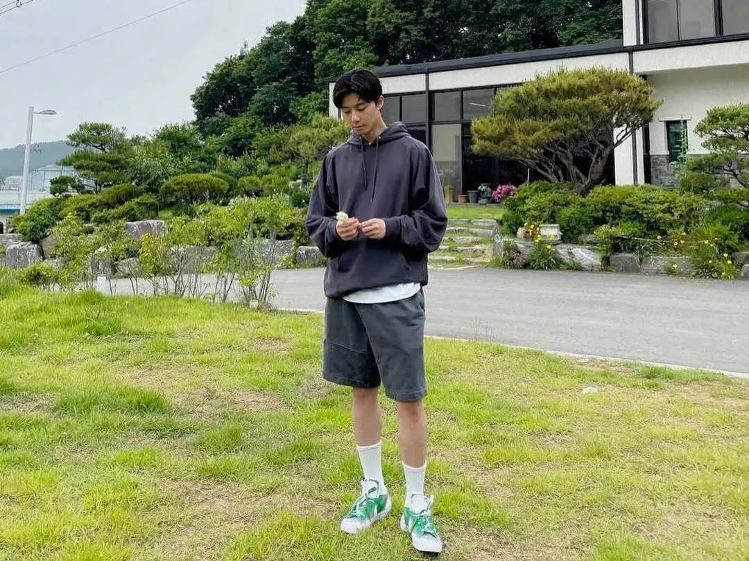 「鞋頭歐巴」朴敘俊腳踩最新 Sacai x Nike 聯名版本，就問你到底是哪個顏值比較高？