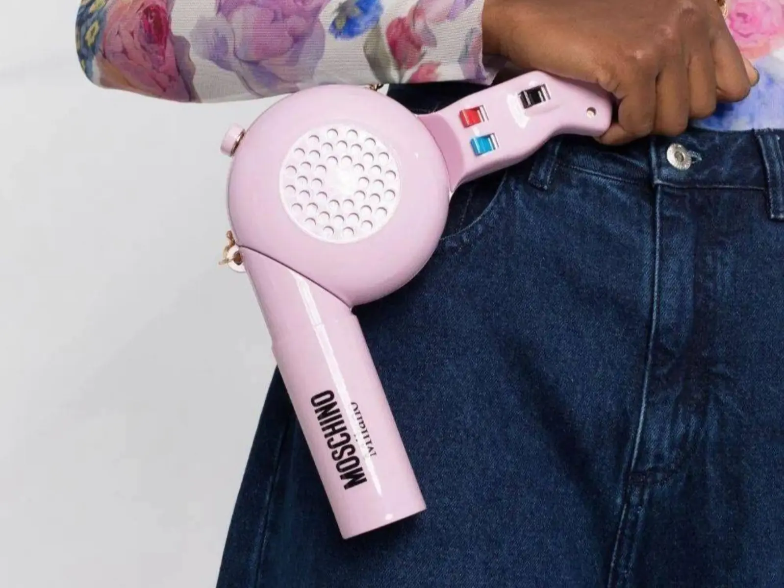 這吹風機好貴！MOSCHINO 推出超鬧造型小包，一支就燒光你一個月薪水！