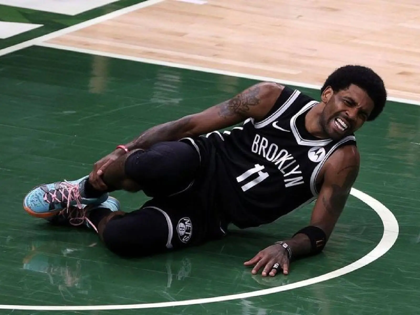 NBA／宇宙網完了！Kyrie Irving 因「扭傷腳踝」直接缺戰，字母哥的動作備受質疑...